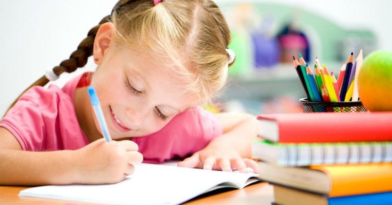 تعليم الطفل كيف يمسك القلم
