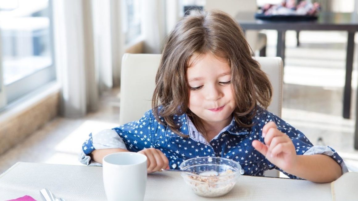 الحرص على وجبة الأفطار من ضمن جدول تنظيم الوقت اليومي للأطفال
