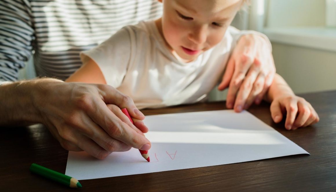 العمر المناسب لتعليم الطفل الكتابة